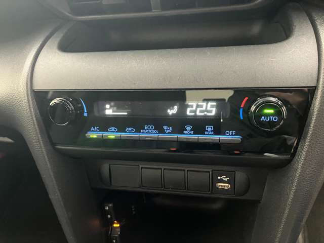 オートエアコンは温度を設定するだけで、自動で風量などを設定してくれます。運転しながら操作も必要ないので、安全性も向上します。