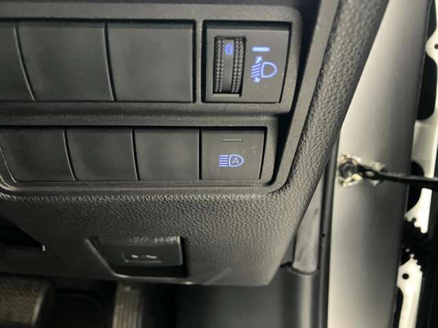 対向車がいないとき、見通しの悪い道路は暗くて怖いですよね。。。こちらのクルマはオートマチックハイビーム搭載です！対向車の有無で自動でハイ・ロウビームに切り替えます。