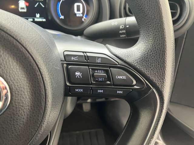 前方の車との車間を設定し、スピードを上げたり緩めたりを自動で行ってくれる追尾式の「レーダークルーズ」。上級装備の一つです！高級車にしかつかない嬉しい機能です。