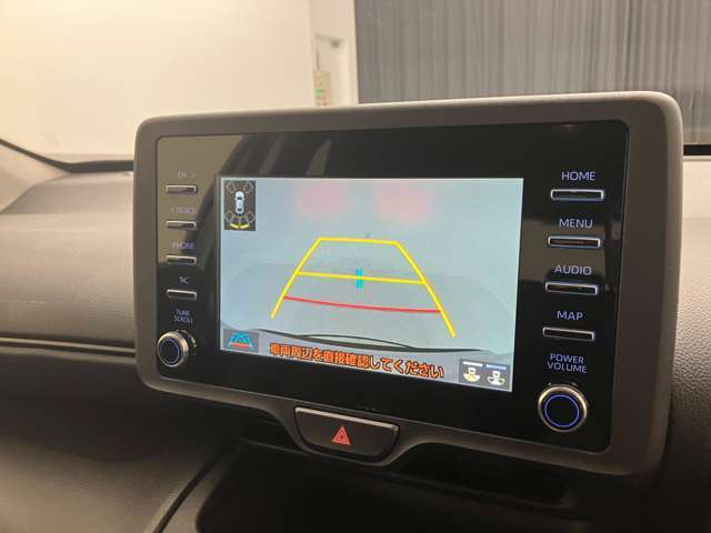 こちらのバックカメラは画面にラインが表示されておりますので、バック時のクルマの進行方向の目安になります。より高いレベルで車庫入れをサポートする、便利な機能ですね。