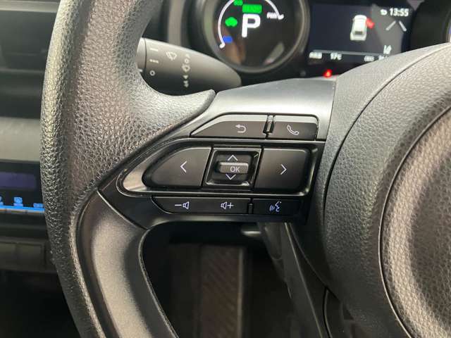 運転中、オーディオの操作をしてて、ハッとしたことはありませんか？ステアリングスイッチは、運転中でもハンドルでオーディオの操作が可能です。安全なドライブをサポートします。