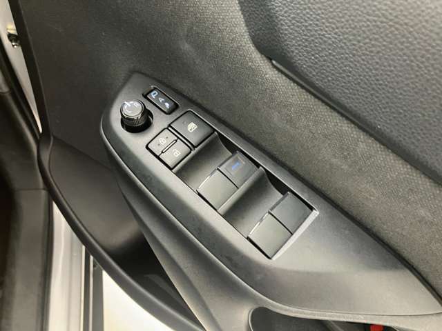 もちろん、パワーウインドウもついております。ワンタッチで窓の開閉が可能です！