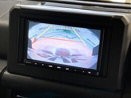 【バックカメラ】駐車時に後方がリアルタイム映像で確認できます。大型商業施設や立体駐車場での駐車時や、夜間のバック時に大活躍！運転スキルに関わらず、今や必須となった装備のひとつです！