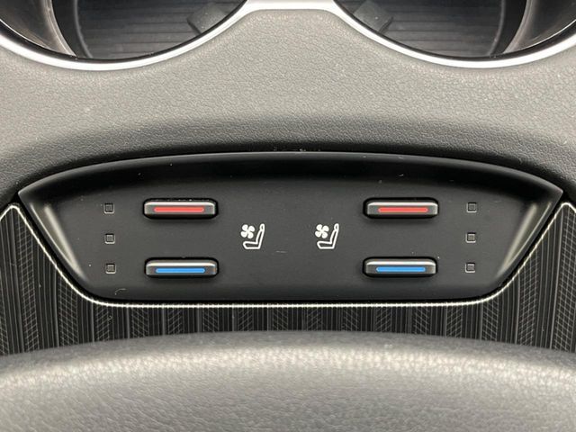 【シートベンチレーション】夏場は涼しい風でお尻や背中の熱やムレを防ぎ、冬はエアコンよりも早く温まってポカポカに！季節を問わず快適に過ごせます。