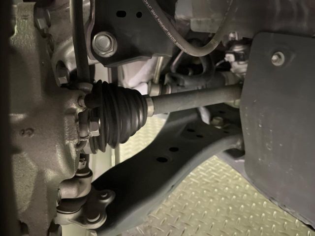 お車を安心してお乗りいただく為には、足回りの定期点検が欠かせません。サービスサポート（有償保証）では無料点検もご提供しており、安心のカーライフをお過ごしいただけるサポート体制が整っています。