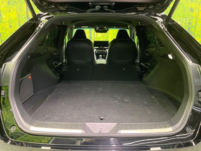 【ハンズフリーパワーバックドア】リアバンパー下部に足先を出し入れするだけでバックドアが自動で開閉♪両手が荷物でふさがっている時でもラクラク開閉操作が行えます！