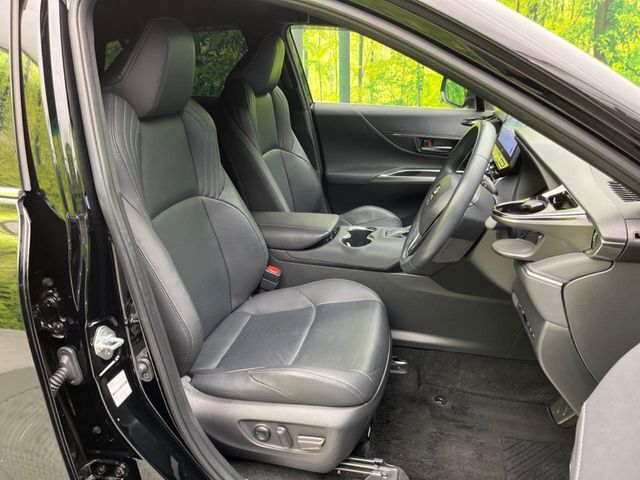 【本革シート】上質な本革を使用し、高級感あふれる本革シート。常に体に触れる部分だから、座り心地の良さにはこだわりたいですね♪汚れの付着や劣化を抑制する内装コーティング施工もおススメですよ♪