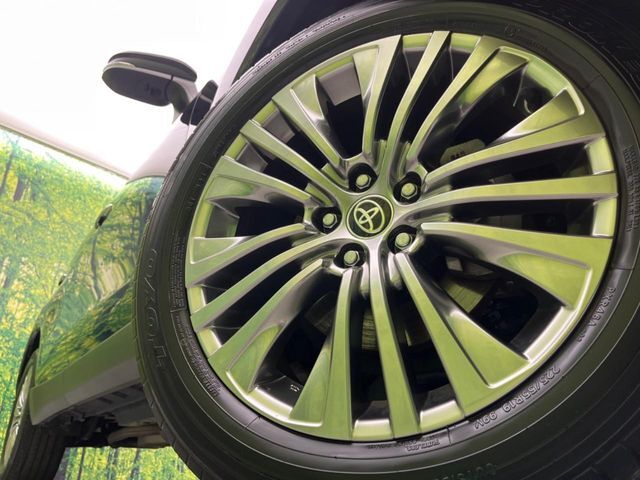 【純正19インチアルミホイール】外観にマッチした純正アルミホイールを装着しております。各種社外アルミホイールや、スタッドレスタイヤも取扱いしております。是非ご相談ください♪