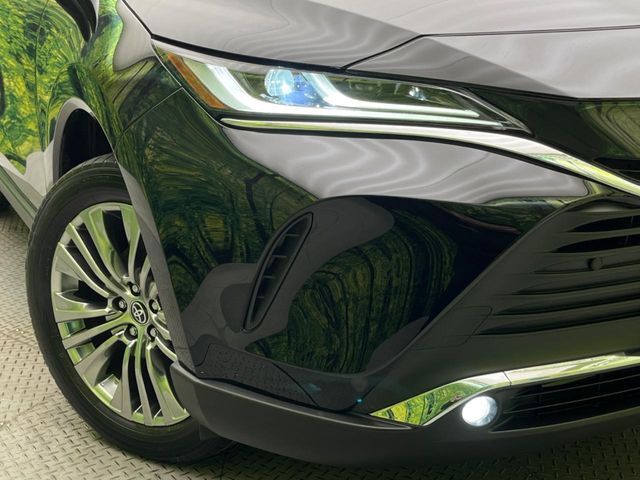 【LEDヘッドライト】悪天候や夜間走行時も良好な視界を確保し安心して運転できる高輝度LEDヘッドライトを装備！点灯速度が早く、消費電力も抑えられています。