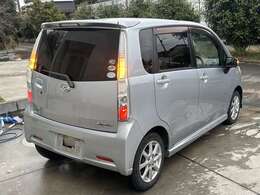 納車前に内装・外装を綺麗に磨きます。