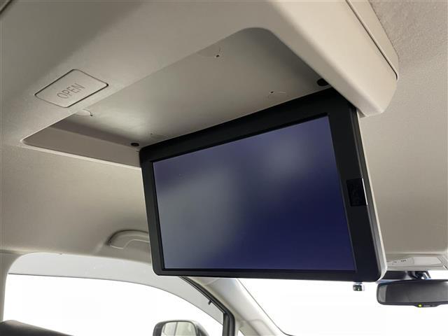 【フリップダウンモニター】後席でも大画面かつ高画質で映像をお楽しみください