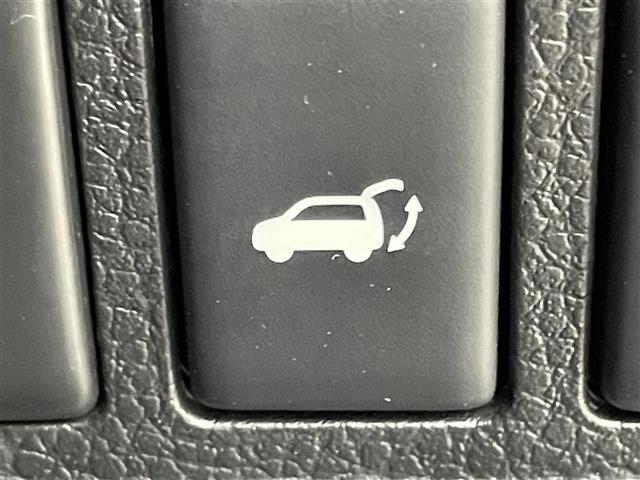 【電動リアゲート】荷物を抱えた状態でもリアゲートの開閉が可能です！お買い物時やアウトドアの際に役立ちますね。