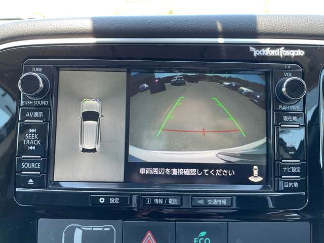 【マルチアラウンドモニター】まるでクルマを真上から見下ろしたかのような視点で駐車をサポートします！クルマの斜め後ろや真横など、前後左右の4つのカメラの映像が合成されて、モニターに映し出されます。