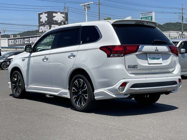 【左斜後】お車を左後ろから見るとこのような感じになります。テールランプやドアバイザー等装備品を確認できます。
