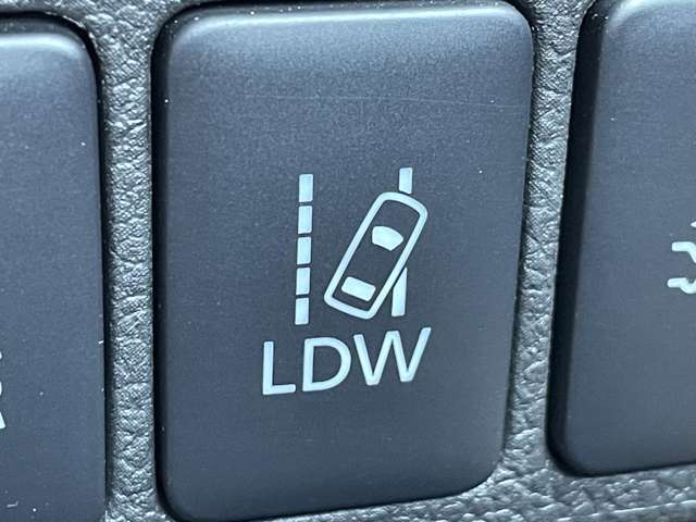 【車線逸脱警報システム（LDW）】クルマが車線を外れそうになると、システムが警報ブザーとインフォメーション画面表示でドライバーに注意を促します。機能には限界があるためご注意ください。