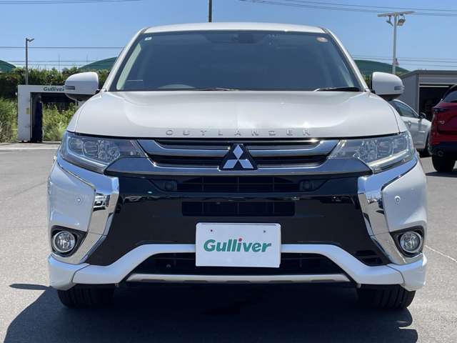 【正面】お車を前から見るとこのような感じです。ヘッドライトの形やグリル等顔つきを確認できます。