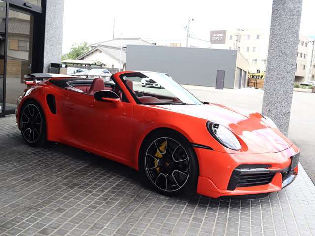◆ハイグロスブラック仕上げ:モデル名/PORSCHEロゴ ◆LEDカーテシーライト(PORSCHEロゴ)