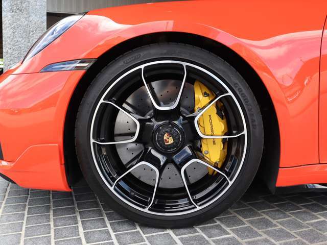 ◆20/21インチ 911Turbo S Exclusive Designホイール/ハイグロスブラック塗装仕上げ ◆PCCB:ポルシェセラミックコンポジットブレーキ ◆PASM付スポーツサスペンション(10mm低) ◆PDCC ◆PTV Plus