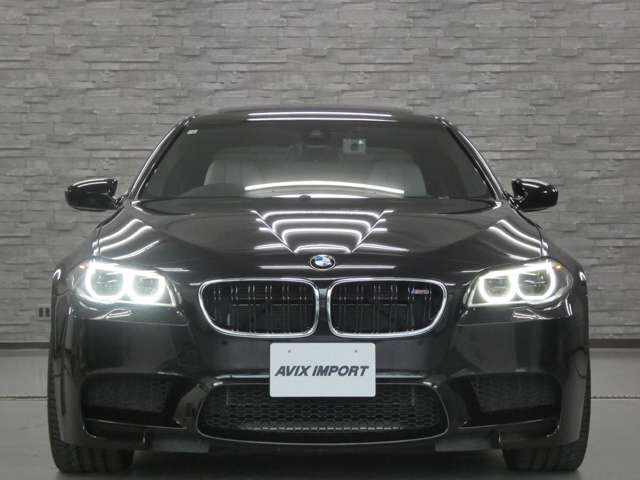 使用感はとても少なく室内は上品なシルバーストーンレザーシートに快適なシートヒーター＆ベンチレーター、