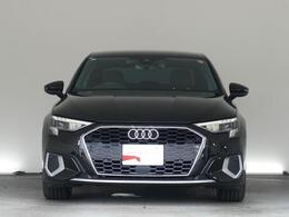 AUDIの特徴シングルフレームグリルは力強さとエレガントな雰囲気を醸し出します。