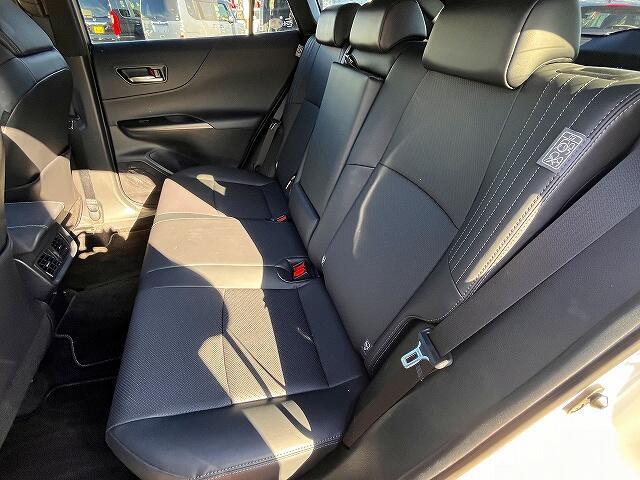後部座席もゆったりと座れるスペースが確保できます！！足元も広々しております☆大人数でのお出かけも会話が弾みますね♪