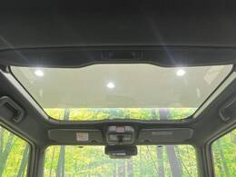 【ガラスルーフ】ガラスルーフ搭載で車内の解放感が一気にアップ！開放的なドライブをお楽しみいただけます。