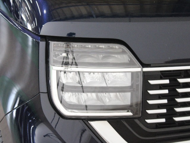 LEDヘッドライトが明るく遠くまで照らし、夜道や雨天などでの走行をサポートします。