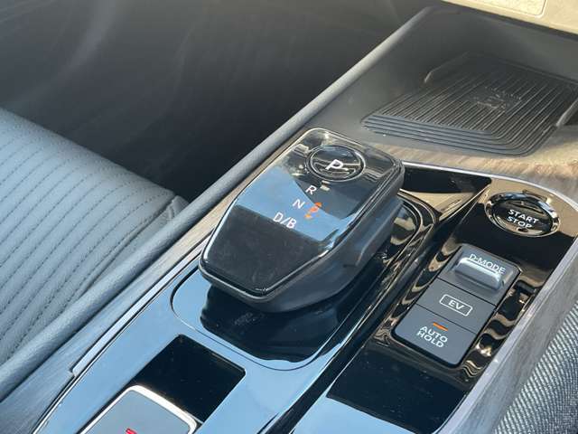 上下二段式のモダンなセンターコンソール、前後の動きだけで操作できる新しい電制シフトレバーと電動パーキングブレーキ。