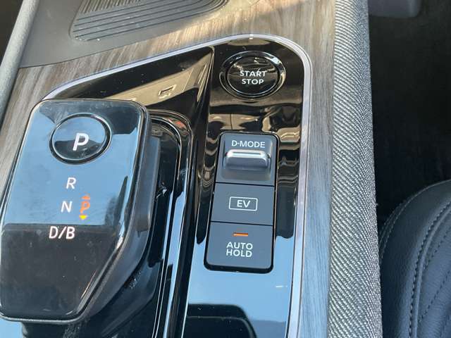 EVモードはエンジンの始動を極力抑えて走行することができます。リチウムイオンバッテリーの電力だけで走行するので、早朝や深夜の住宅街など、静かに走行したいときに使用するモードです。