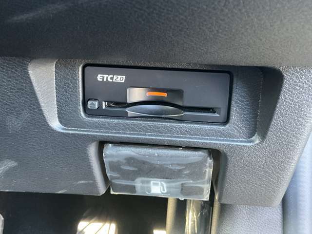ETC2.0を装備。DSRC通信方式によって双方向通信することでカーナビと高速道路がリアルタイムに情報連携して、便利で快適なドライブ体験を提供します。