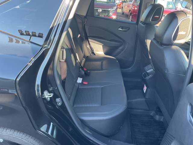 コンパクトな車ですが、後席も充分なスペースを確保しています。足元空間も広くリラックスしてドライブが楽しめます。