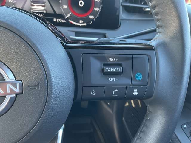 プロパイロットのセットは、親指だけの2ステップでOK！車線をキープし、リーフがアクセル、ブレーキ、ステアリングをコントロールして、前車との車間距離を保つ手助けをします。