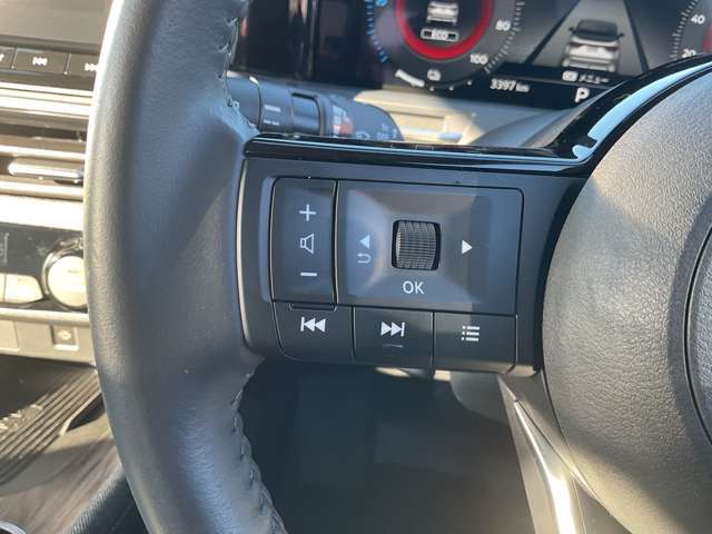 ステアリングには、走行中でもオーディオ操作ができるステアリングスイッチ付き。