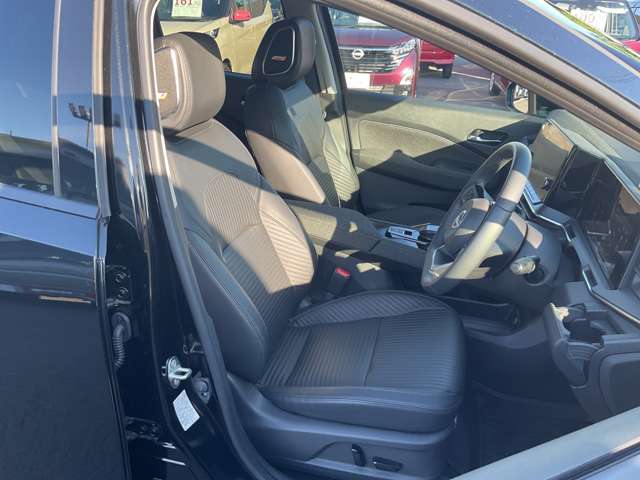 快適に運転できるドライブポジション！40mmも調整できる運転席シートリフターとシートスライドで、無理のない運転姿勢がとれます