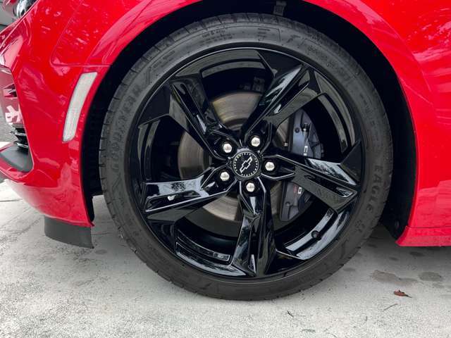 整備リフト5基を要するサービス工場では熟練メカニックがお客様の愛車を丁寧に整備させて頂きます。最新テスターも完備。