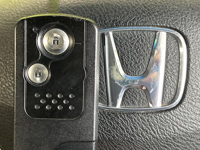 【Hondaスマートキー】カバンやポケットに入れたままでもドアの施錠・解錠が可能なスマートキーを装備。エンジンのオン・オフ時もカギを取り出す必要が無いからとっても便利です♪