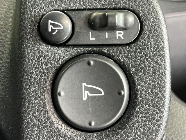 【電動格納ミラー】サイドミラーは電動格納式となっており、狭い駐車場でもキズがつくリスクを抑えられます。