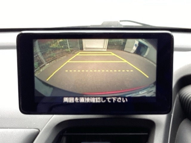 ガイド線表示機能付きのバックカメラで、バックでの車庫入れも安心です。