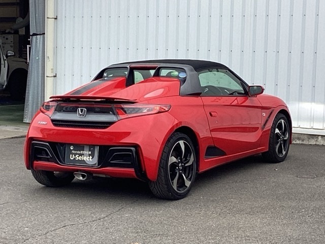 ソフトトップは、ロック2ヶ所で、簡単に取り外せます。外したソフトトップは、丸めて、フロントトランクに収納出来ます。