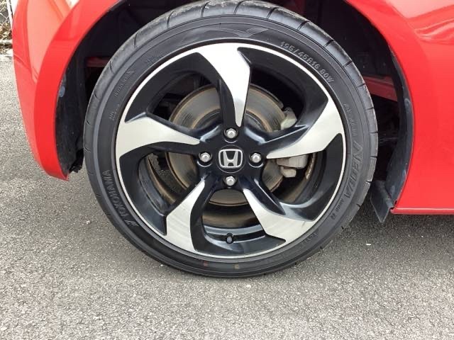 純正アルミホイールです。足元が引き立つので、車全体のイメージがアップしますよ！