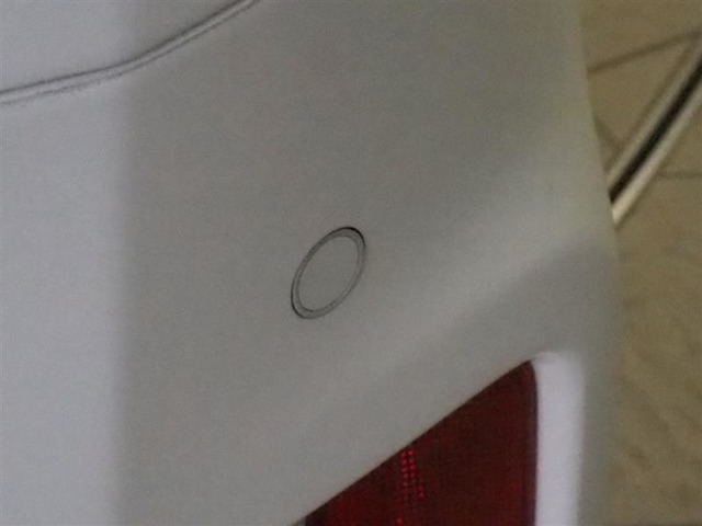 コーナーセンサーを車の前後に装備。障害物までの距離に応じて警告音を変えてお知らせ。縦列駐車時や駐車場・車庫などでの取り回しをサポートします。詳細は販売店スタッフまでおたずねください。