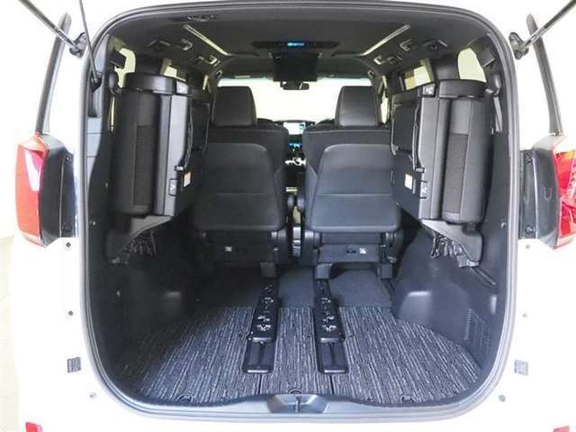 3列目シートは跳ね上げ式で折りたたみ可能です。キャンプ用品など大きな荷物もばっちり収納可能です！