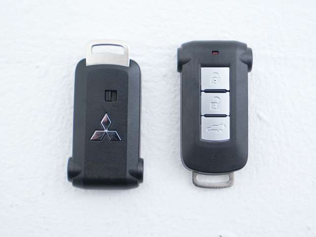 スマートキー★ドアのボタンを押すとドアのロック・ロック解除をすることができます♪