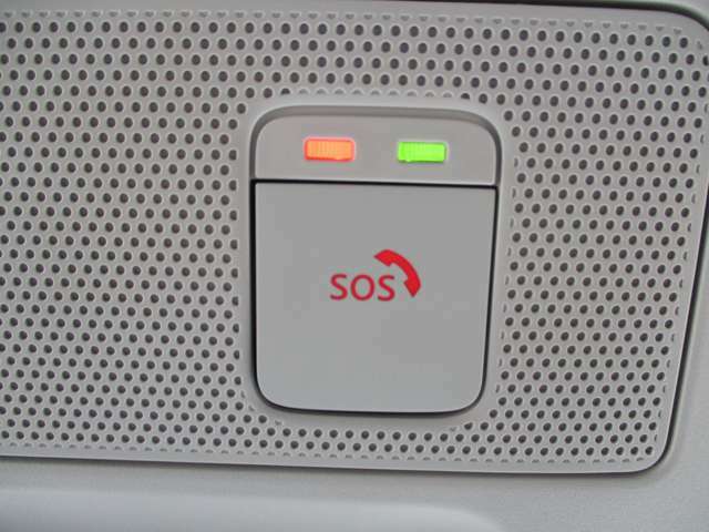 急病時や危険を感じた時、SOSコールスイッチを押すと専門のオペレータに繋がって、警察や消防への連携をサポートしてくれます。また、万が一の事故発生時には、エアバッグ展開と連動して自動通報します。