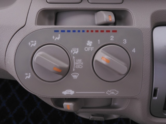 ◆マニュアルエアコン装備◆直感的に使いやすいデザインのマニュアルエアコンを装備しております。