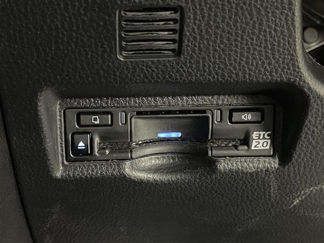 【ETC】有料道路を利用する際に料金所で停止することなく通過できる、ETC車載器（ノンストップ自動料金収受システム機器）が装備されています。セットアップを行うことで利用可能になります。