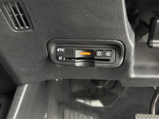 【ETC】有料道路を利用する際に料金所で停止することなく通過できる、ETC車載器（ノンストップ自動料金収受システム機器）が装備されています。セットアップを行うことで利用可能になります。
