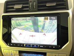 【バックカメラ】駐車時に後方がリアルタイム映像で確認できます。大型商業施設や立体駐車場での駐車時や、夜間のバック時に大活躍！運転スキルに関わらず、今や必須となった装備のひとつです！