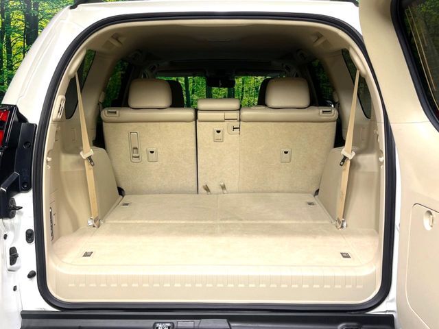 普段のお買い物や通勤、送迎等に十分な荷室スペースを確保しております。サードシートを倒すと、大きな荷物の積載も可能です♪