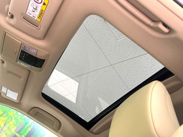 【サンルーフ】開放感たっぷりの希少装備、サンルーフが装着されています！車内に明かりを取り入れたり景色を楽しむ以外にも、車内の空気も簡単に換気できて快適です！【サンルーフ】開放感たっぷりの希少装備、サン